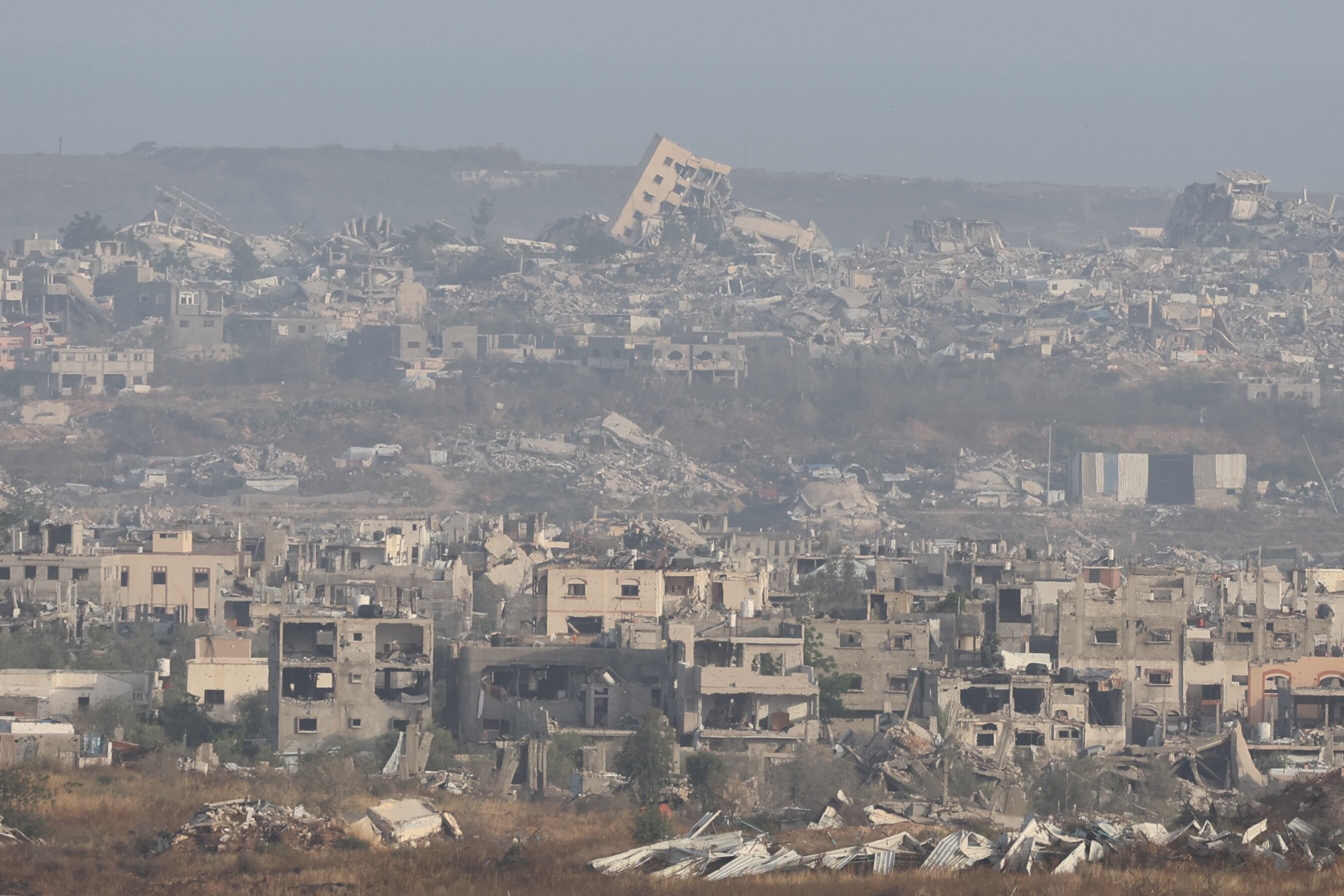Gaza Strip Border (Israel), 19/05/2025.- Ruined buildings in the Gaza Strip, as seen near the border with the Gaza Strip, southern Israel, 19 May 2025. The Israeli Defense Force has announced the launch of broad operations on Gaza Strip called 'Operation Gideon's Chariots', aimed to put pressure on Hamas to release the remaining Israeli hostages. Fifty-eight Israeli hostages remain in captivity EFE/EPA/ABIR SULTAN
