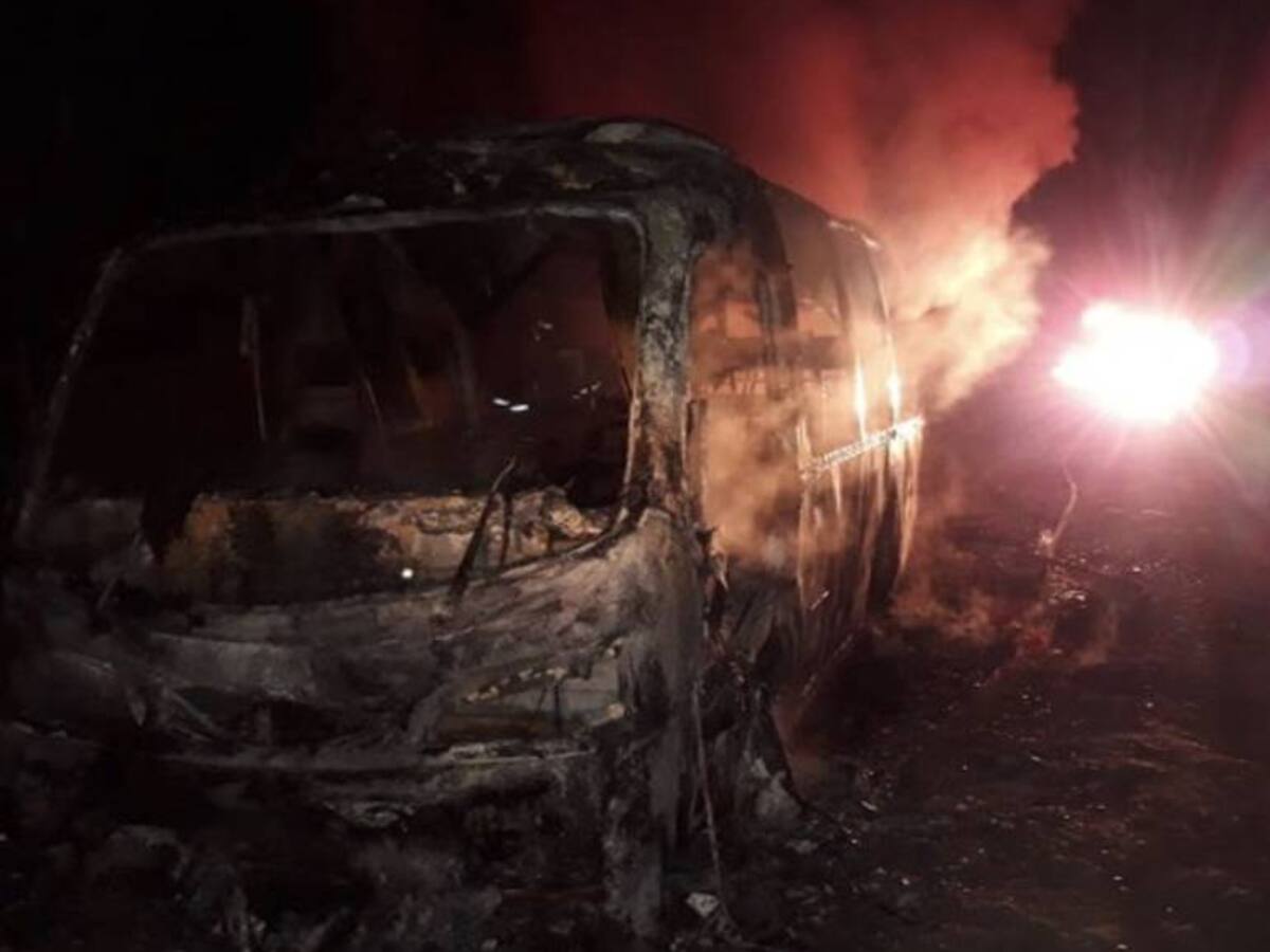 Delincuentes quemaron otra buseta en El Curval, área rural de Santa Marta