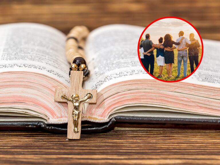 Biblia con camándula encima; grupo de personas abrazadas. (Getty Images)