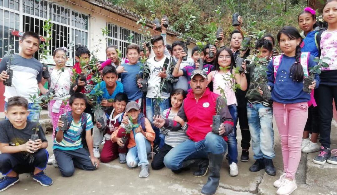 Profesor Arley Bolaños  y sus alumnos en El Tablón de Gómez