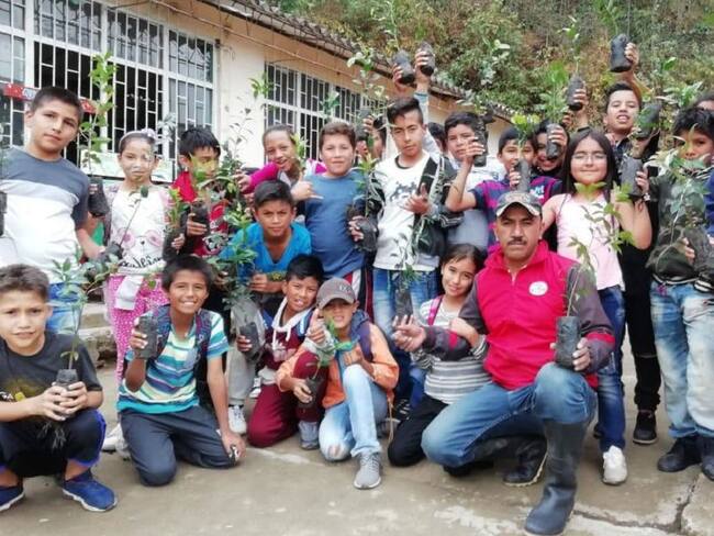 Profesor Arley Bolaños y sus alumnos en El Tablón de Gómez