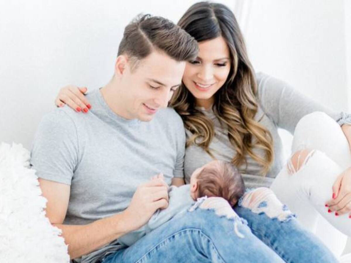 Santiago Arias presenta oficialmente a su hijo en una revista