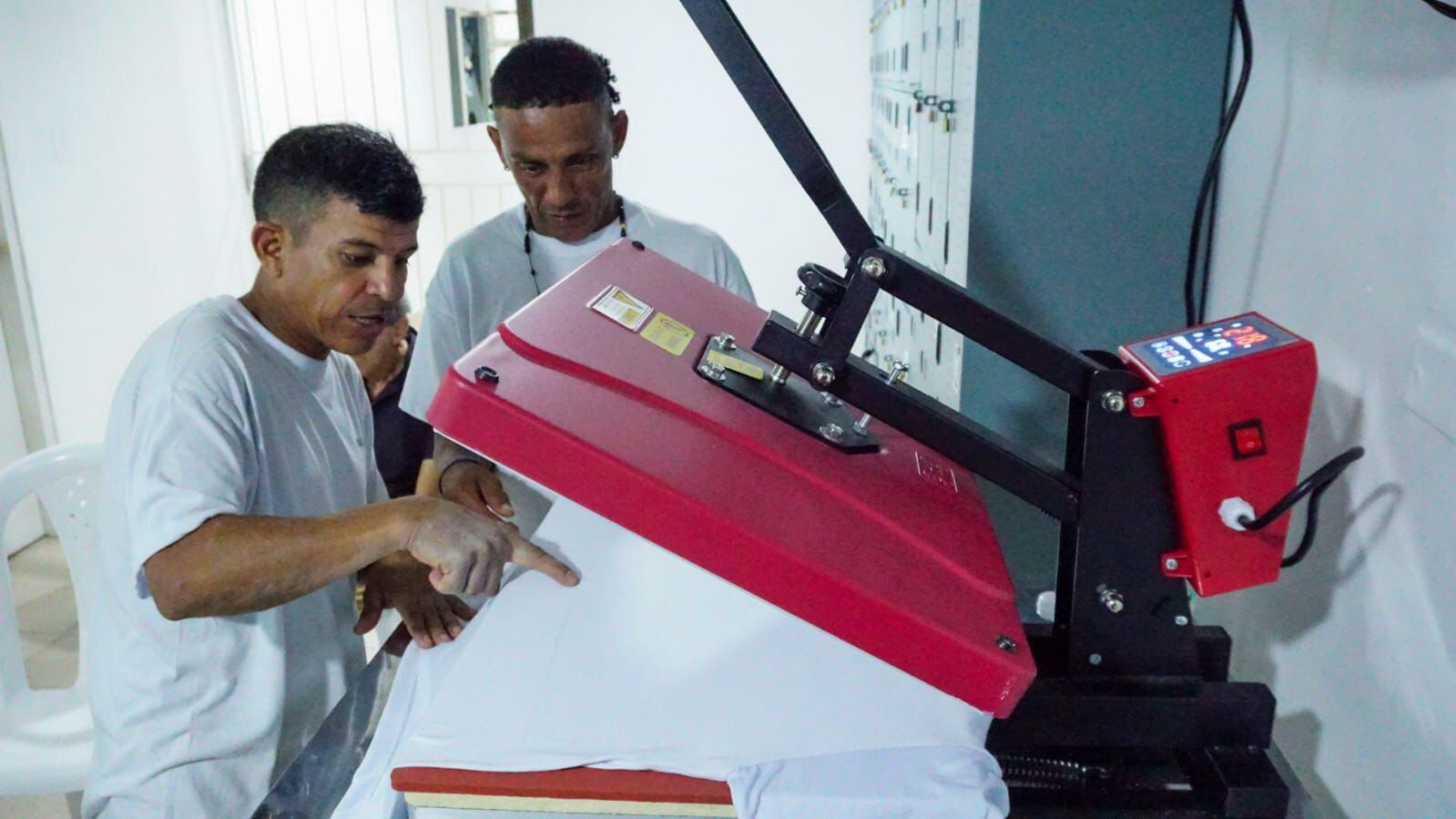 Habitantes de calle de Cartagena reciben formación en estampado y sublimación