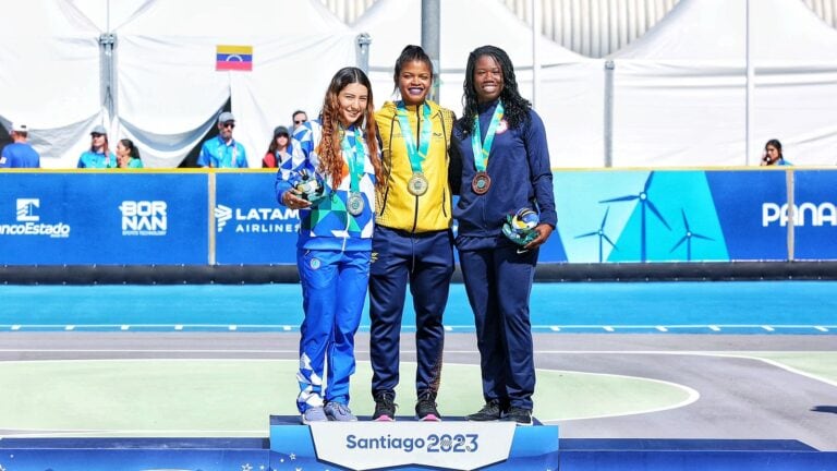 Geiny Pájaro en lo más alto del podio en patinaje de velocidad Juegos Panamericanos Santiago 2023 | Foto: Comité Olímpico Colombiano