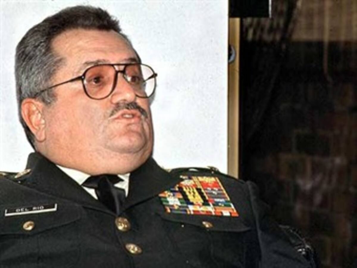 General Del Río dice que la Iglesia recibió dádivas de las AUC