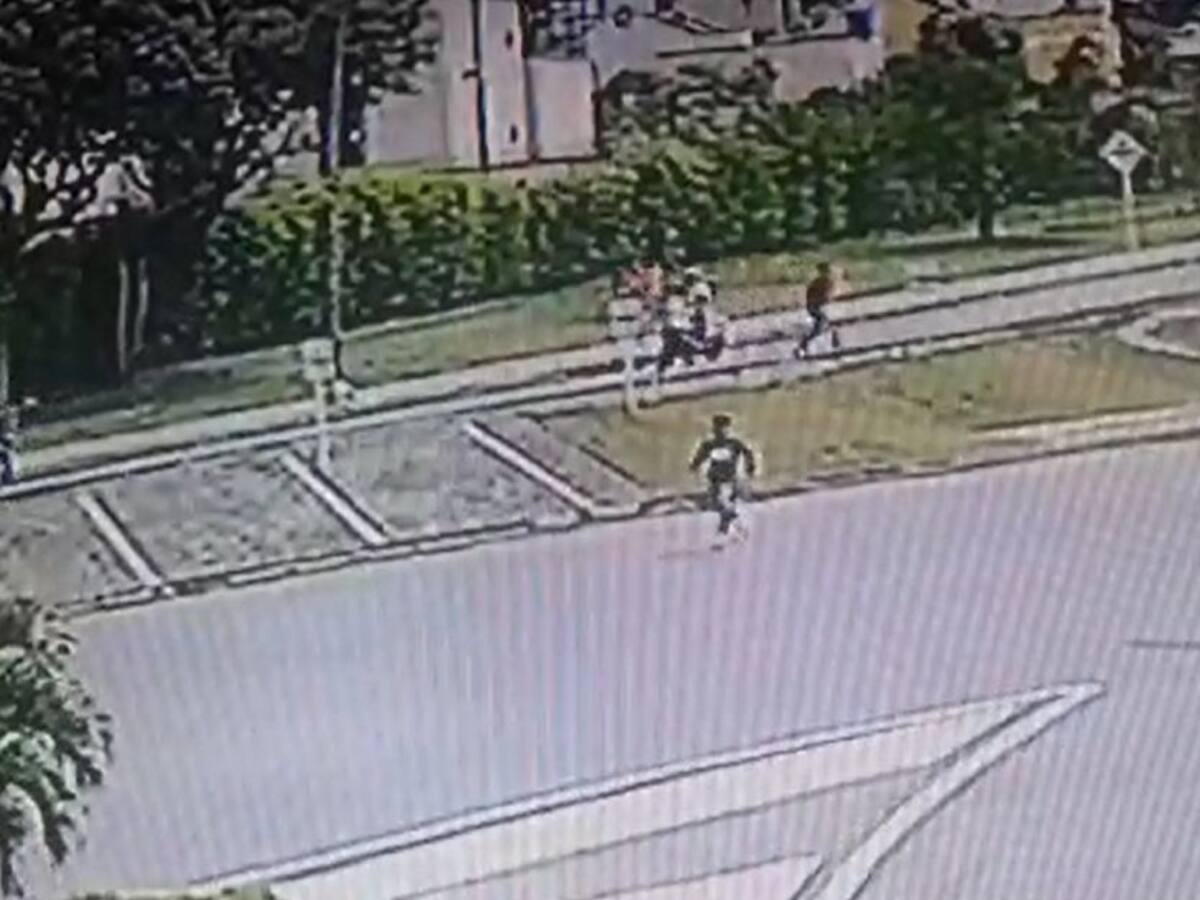 VIDEO: Mujer es despojada de su bolso cuando intentaba cruzar la calle