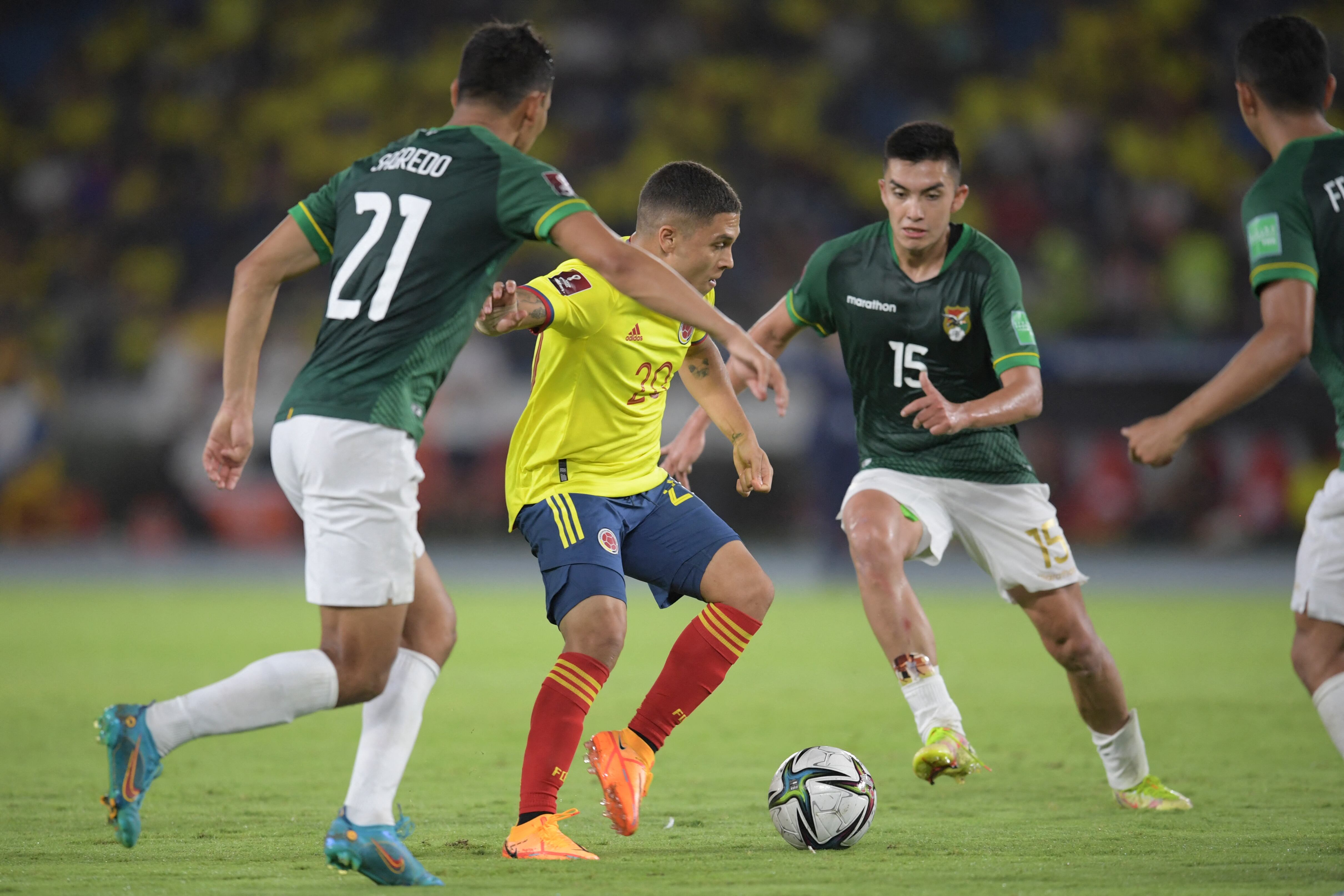 Duelo en 2022 entre Colombia y Bolivia por las Eliminatorias. (Photo by Raul ARBOLEDA / AFP) (Photo by RAUL ARBOLEDA/AFP via Getty Images)