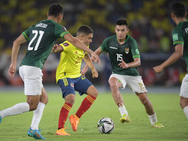 Duelo en 2022 entre Colombia y Bolivia por las Eliminatorias. (Photo by Raul ARBOLEDA / AFP) (Photo by RAUL ARBOLEDA/AFP via Getty Images)