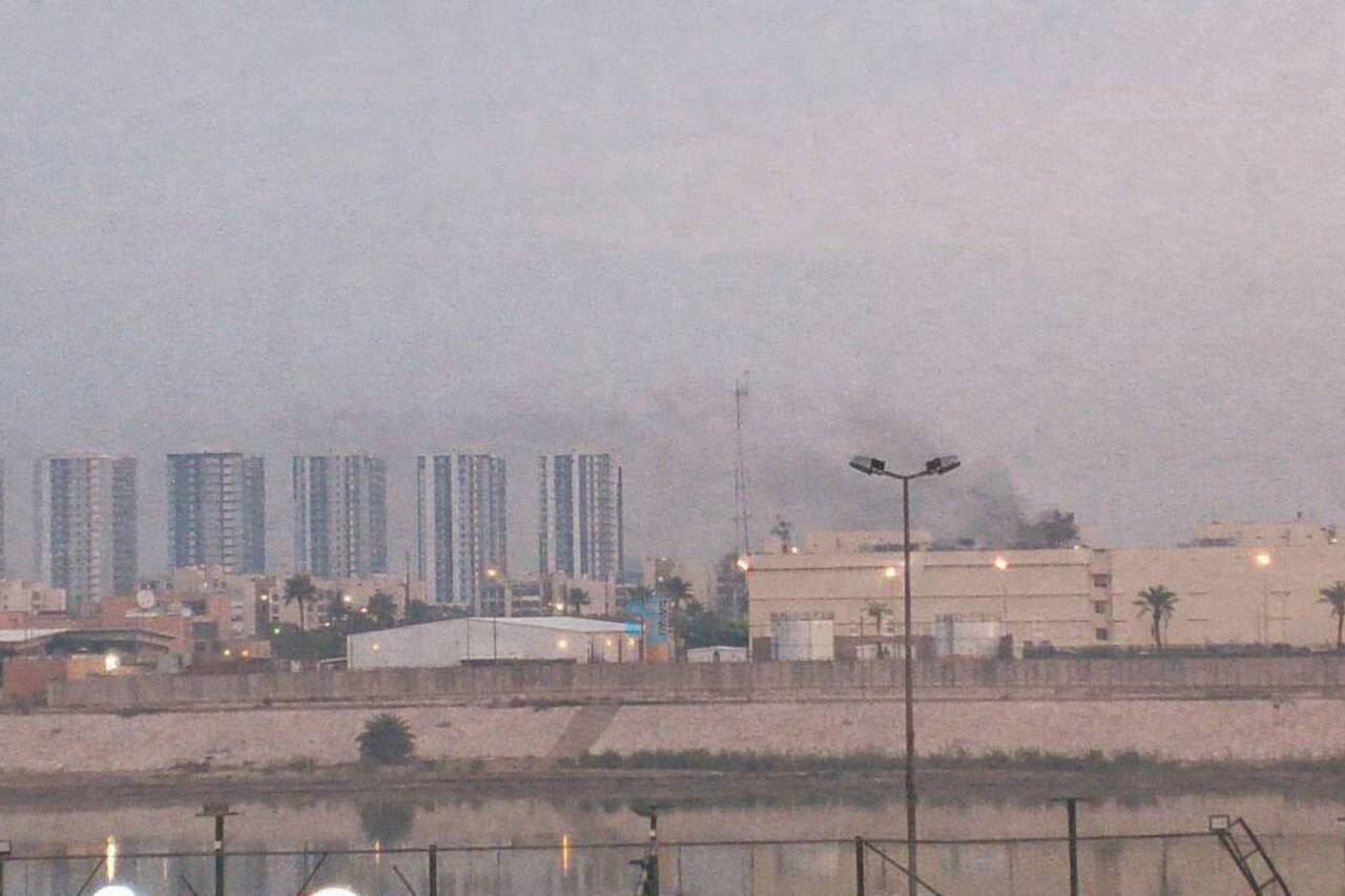 Un dron impactó contra la embajada estadounidense ubicada en el corazón de la fuertemente fortificada Zona Verde del centro de Bagdad, lo que provocó que saliera humo y llamas del edificio. EFE / Tasnim News