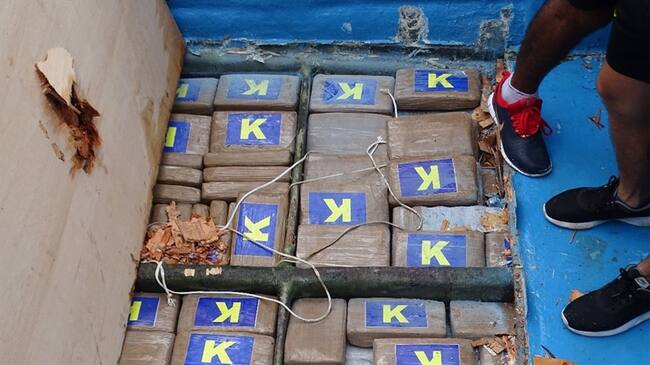 Luego de realizar una inspección al interior de la motonave, el personal naval logró hallar un doble fondo con 851 paquetes de la droga. Foto: Armada Nacional