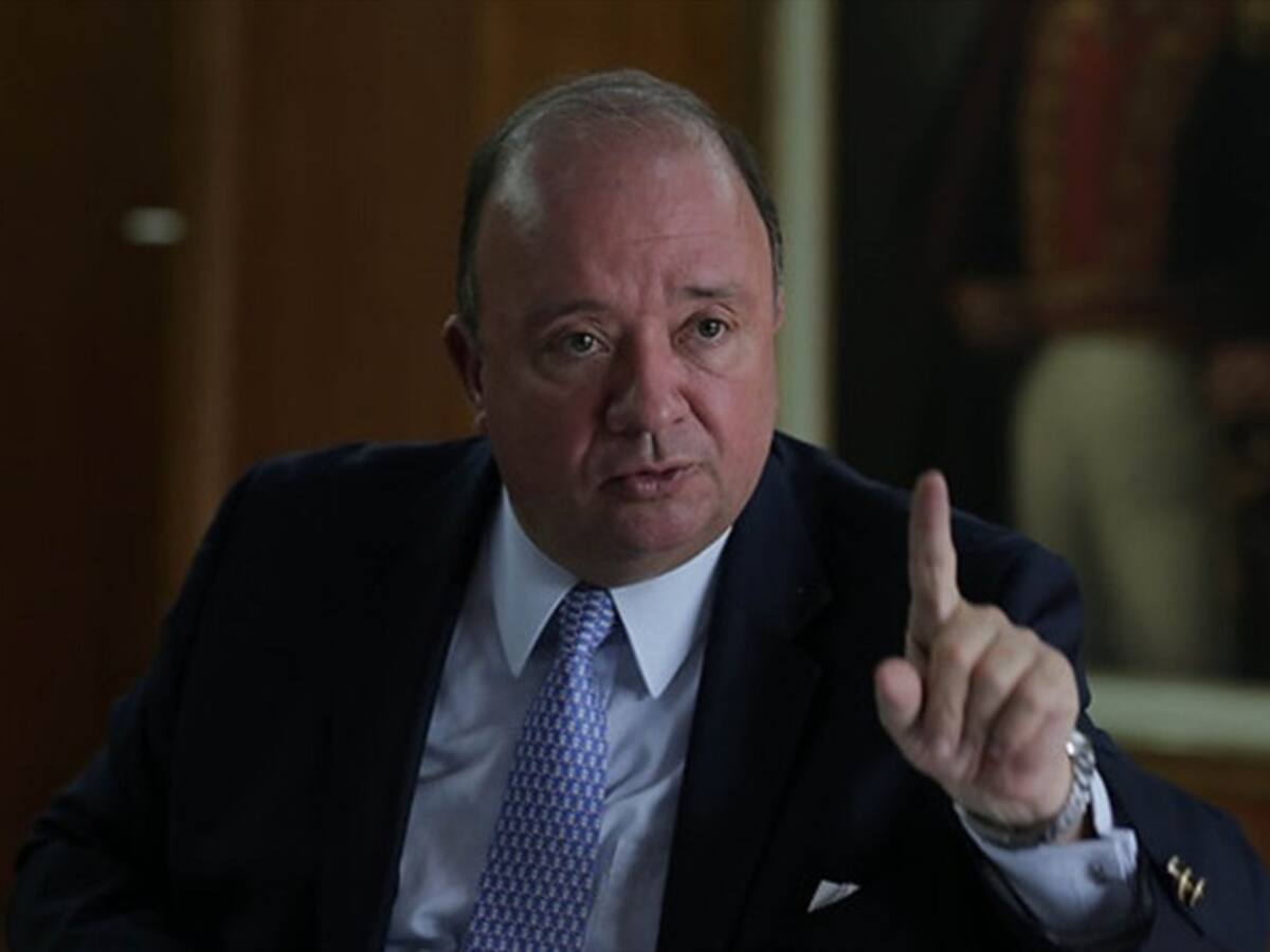 Las FF.AA. deben estar alejadas de la política partidista: Mindefensa a su sucesor