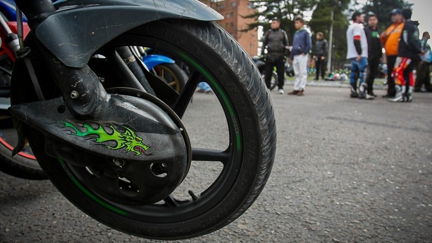 El aumento de atracos a mano armada de hombres que llegan en motocicleta prendió las alarmas de las autoridades. Foto: Colprensa