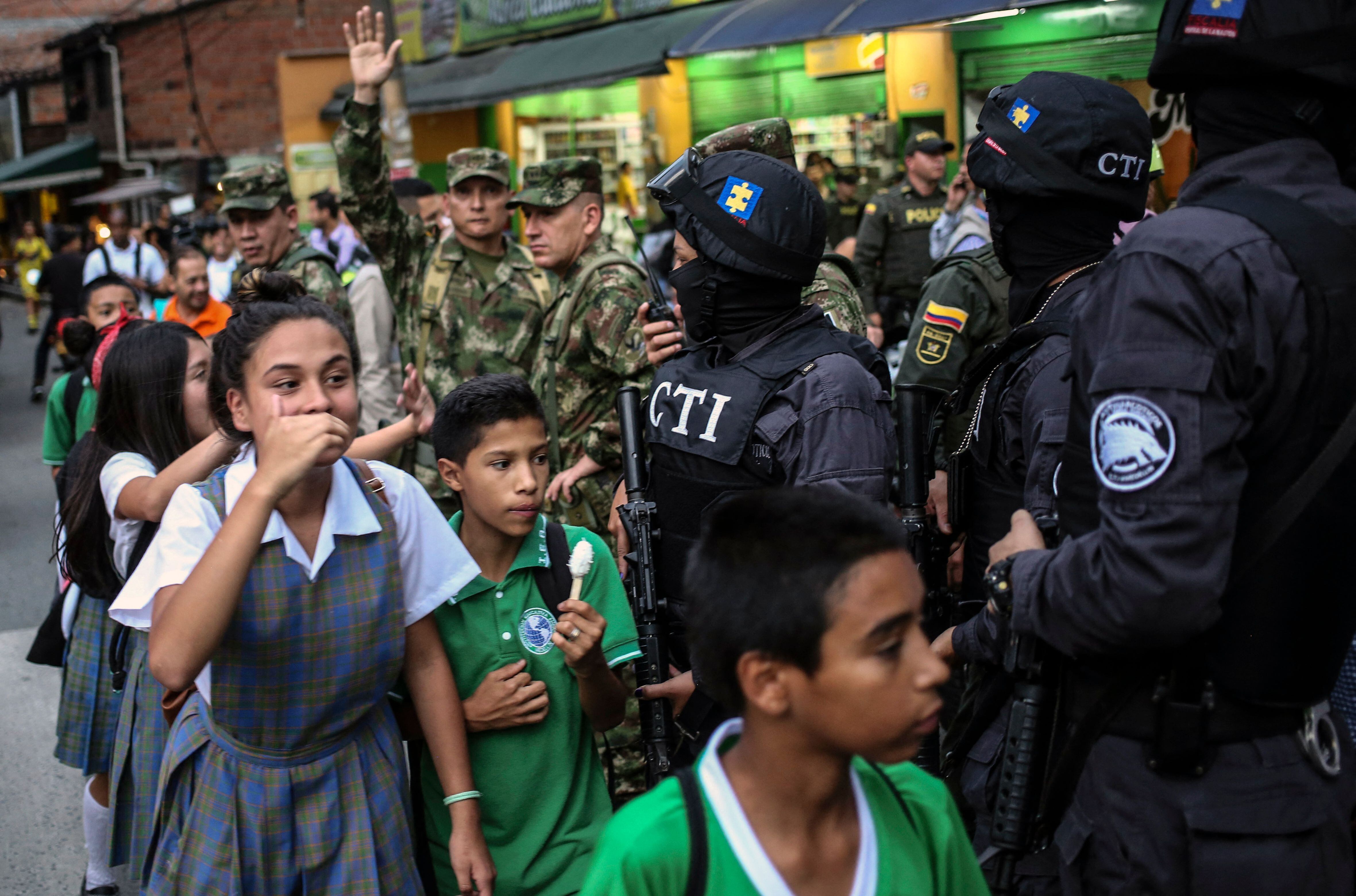 Estudiantes en medio de operativos contra el narcotráfico en Antioquia, Colombia. 
( Foto:     JOAQUIN SARMIENTO/AFP via Getty Images)