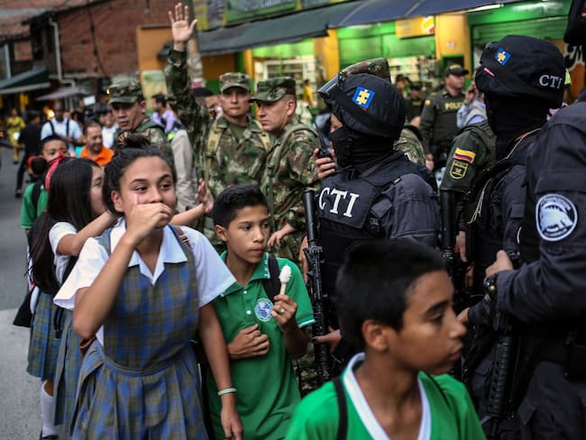 Estudiantes en medio de operativos contra el narcotráfico en Antioquia, Colombia. 
( Foto:     JOAQUIN SARMIENTO/AFP via Getty Images)