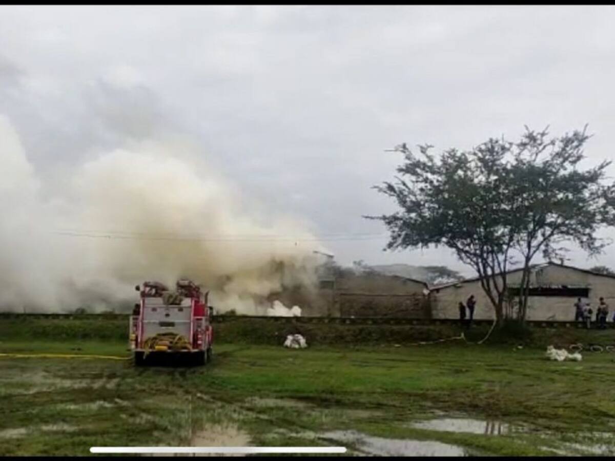 ¿Qué provoca la nube de humo que cubre Buga, Valle?
