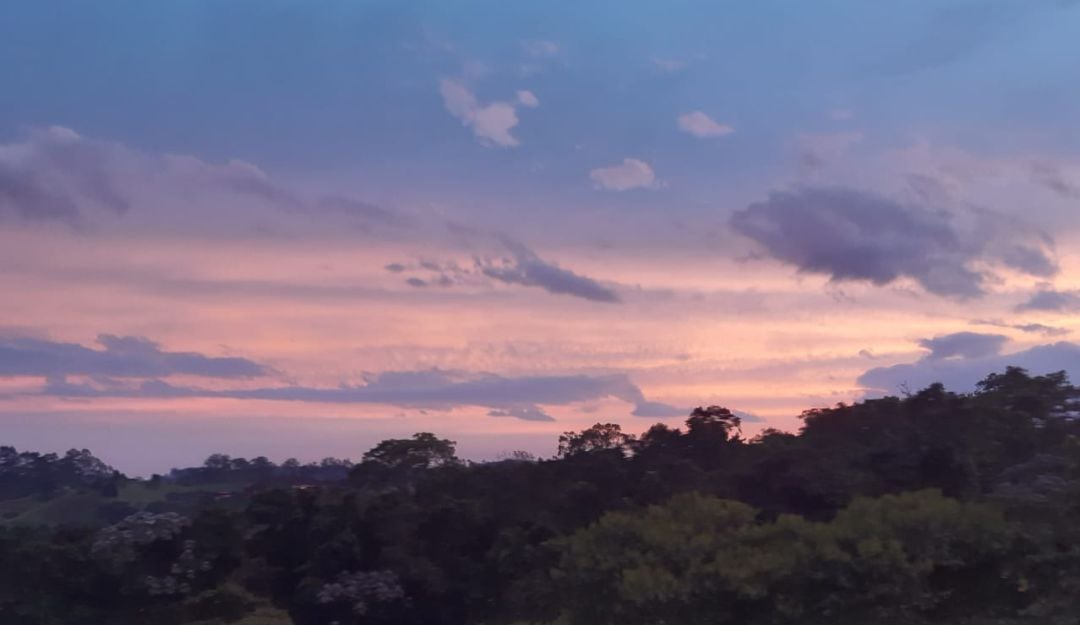 Hermoso amanecer desde el palacio de Barbas Bremen en Filandia, Quindío