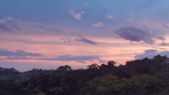 Hermoso amanecer desde el palacio de Barbas Bremen en Filandia, Quindío