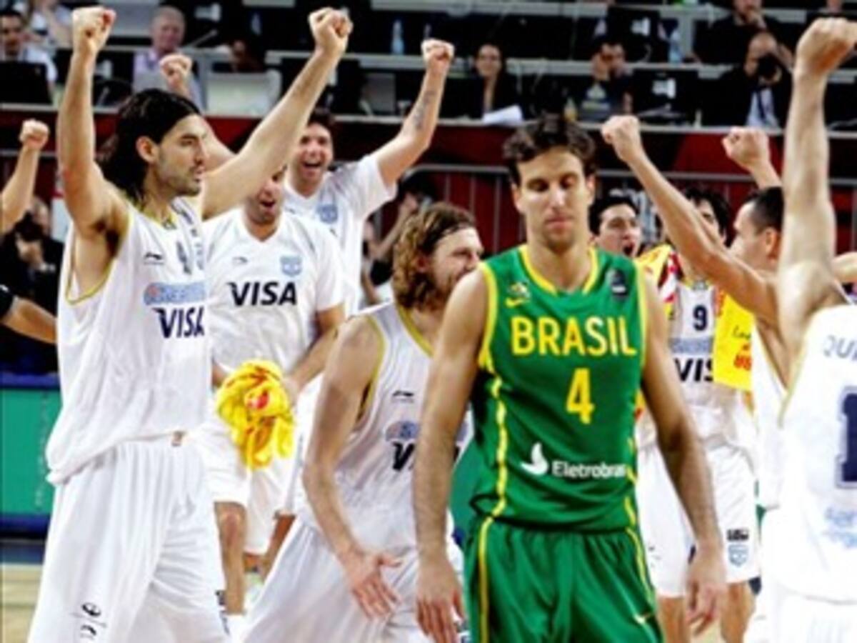 Argentina vence 93-89 a Brasil y avanza a cuartos en Mundial de Baloncesto