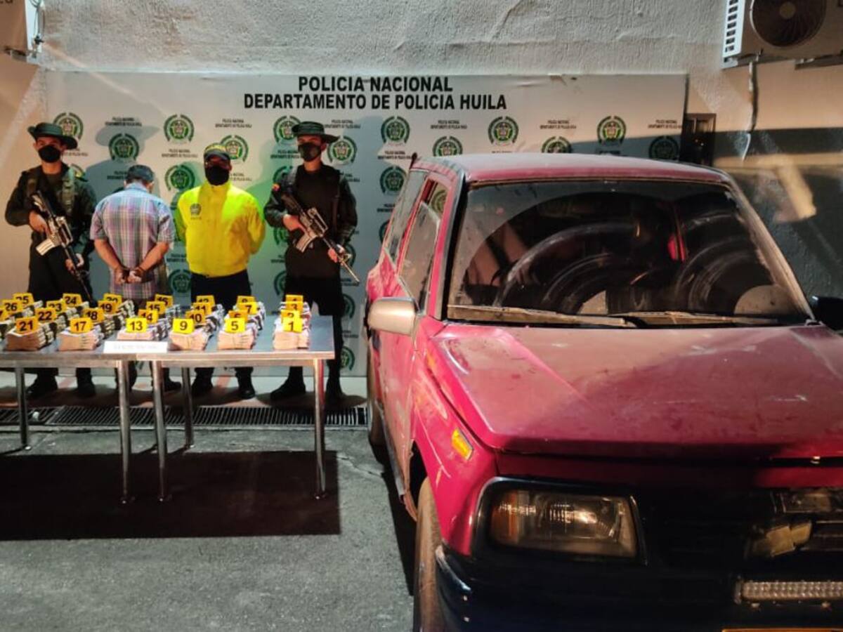 En vehículo particular llevaban más de 1.000 millones de pesos camuflados