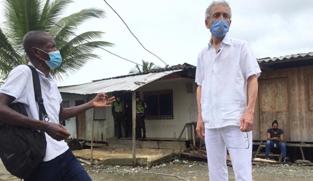 El padre de Roux visito el barrio Juan 23.