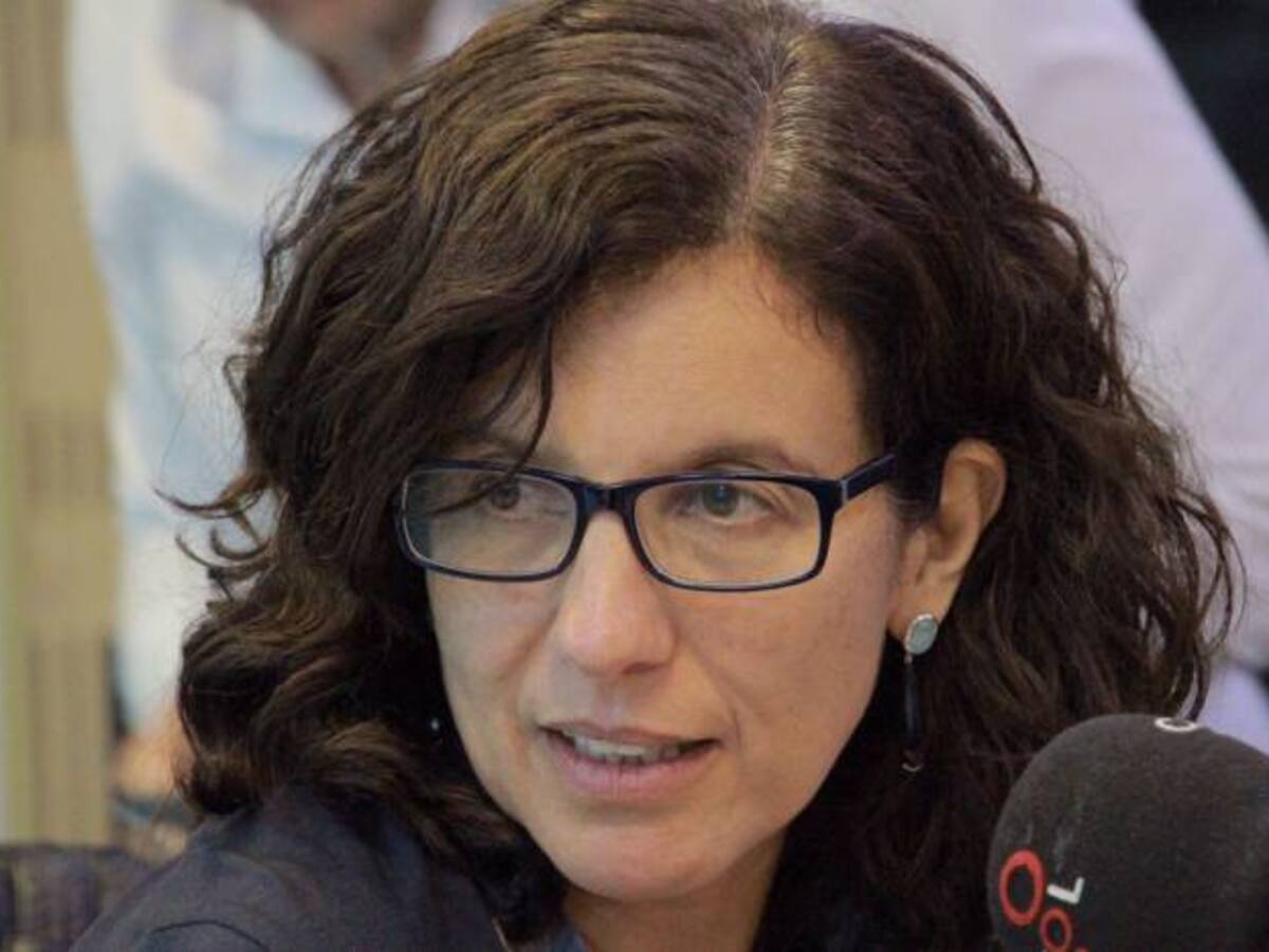 Con firmas, Vargas Lleras busca la maquinaria, no los ciudadanos, según Juanita León