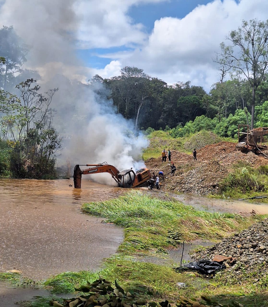 Maquinaria de minería ilegal destruida en Nariño. Cortesía: Fuerzas Militares.