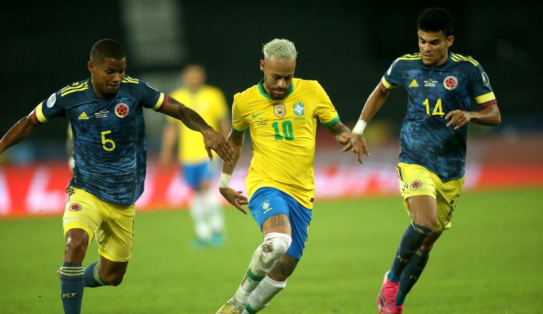 Neymar enfrenta a Colombia en la pasada Copa América.