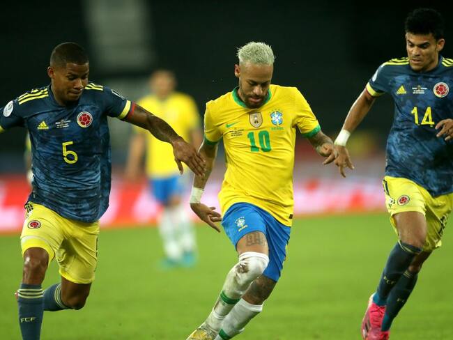 Neymar enfrenta a Colombia en la pasada Copa América.