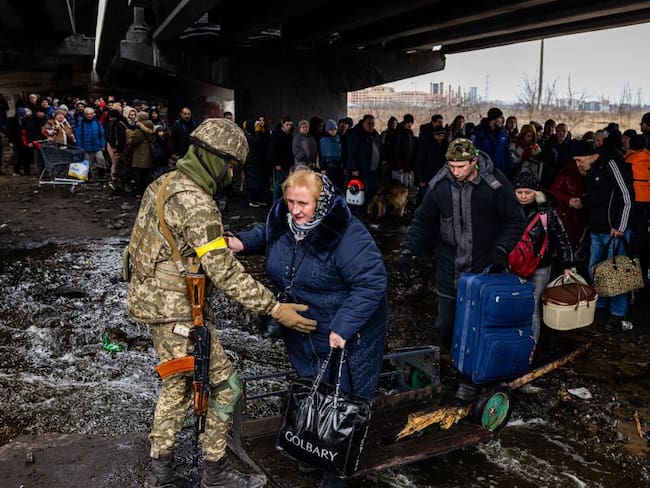 Militares ucranianos ayudando a evacuar a habitantes de Irpin