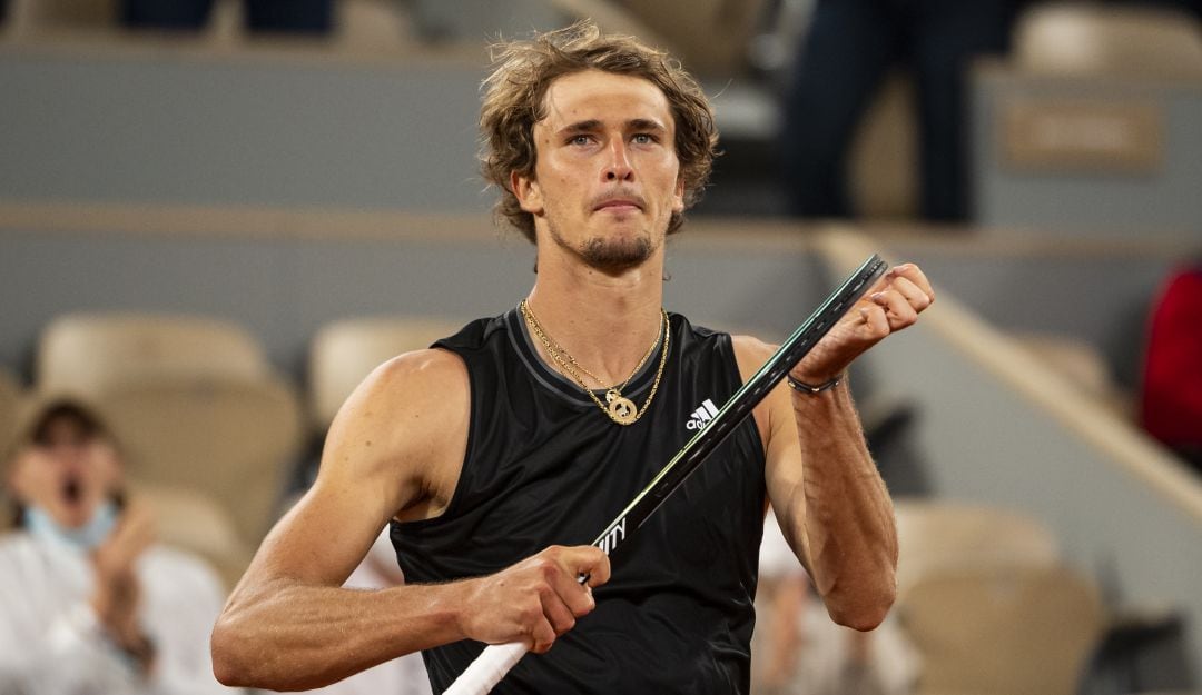 Zverev festeja un nuevo triunfo en el Abierto de Francia.