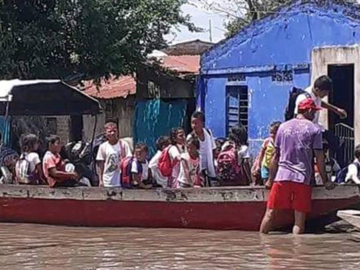 Niños reman en canoas hasta sus colegios en el sur del Magdalena