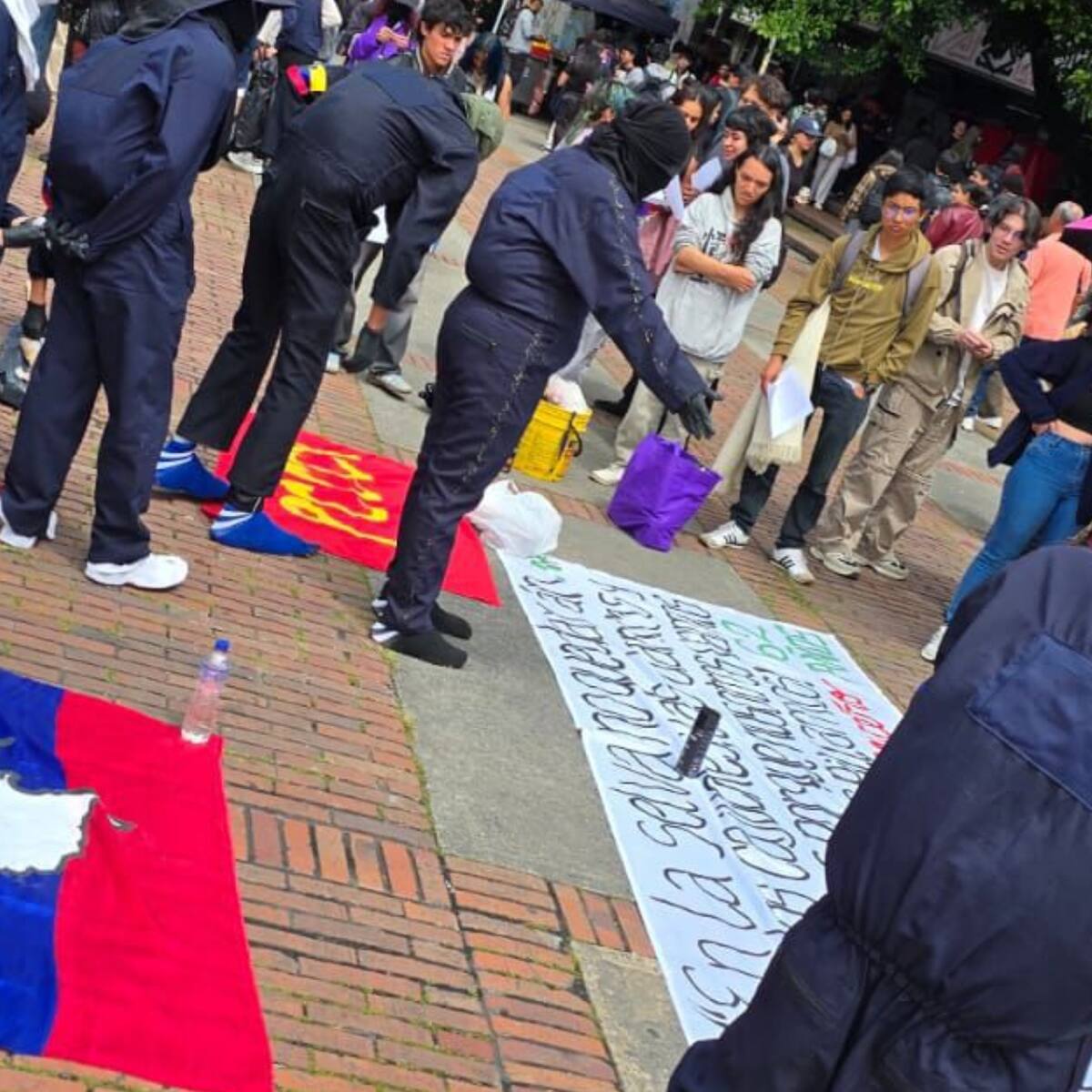U. Nacional declaró alerta por ingreso de encapuchados a sede Bogotá: se identifican con logos Farc