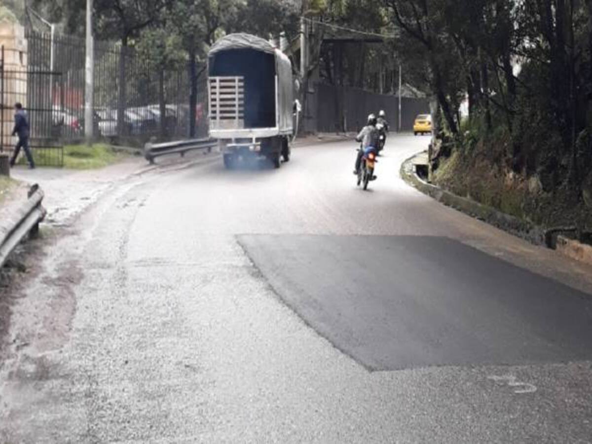 Tapan hueco que había sido ‘adornado’ con corona fúnebre en Bogotá