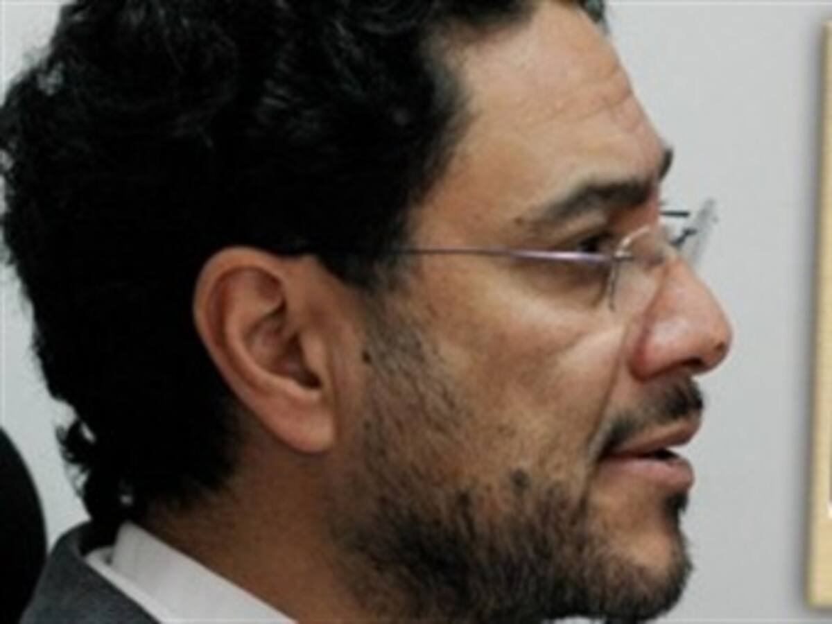 Iván Cepeda denuncia a un General (r) por hostigamiento político