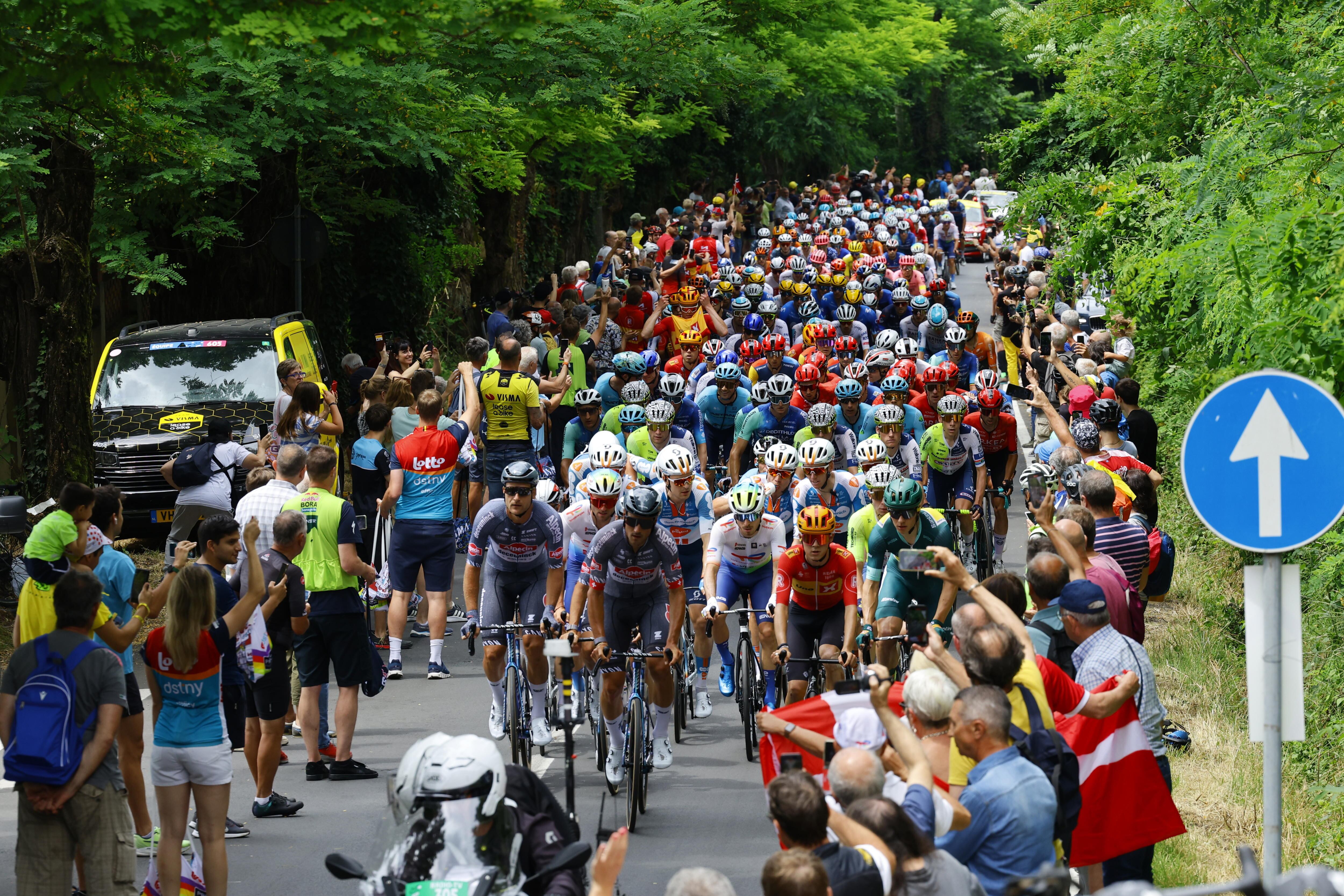 Piacenza (Italy), 01/07/2024.- Riders in action during the third stage of the 2024 Tour de France cycling race over 230km from Piacenza to Turin, Italy, 01 July 2024. (Ciclismo, Francia, Italia) EFE/EPA/KIM LUDBROOK