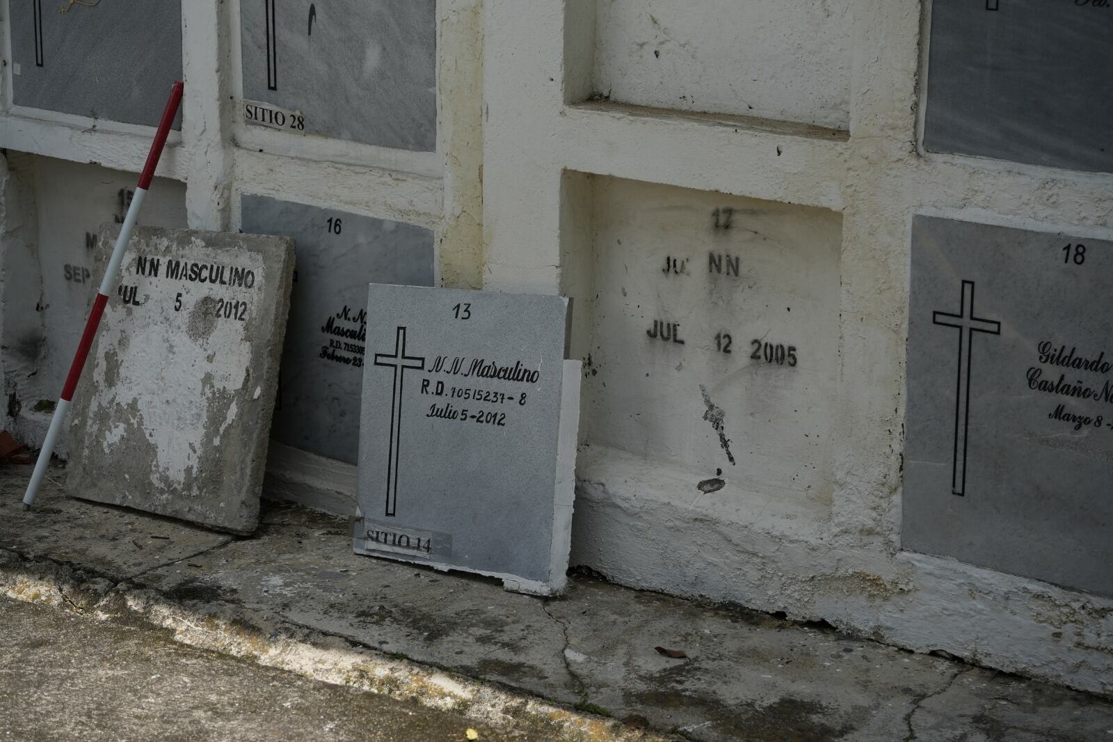Búsqueda en el cementario de Copacabana. Foto:  UBPD.