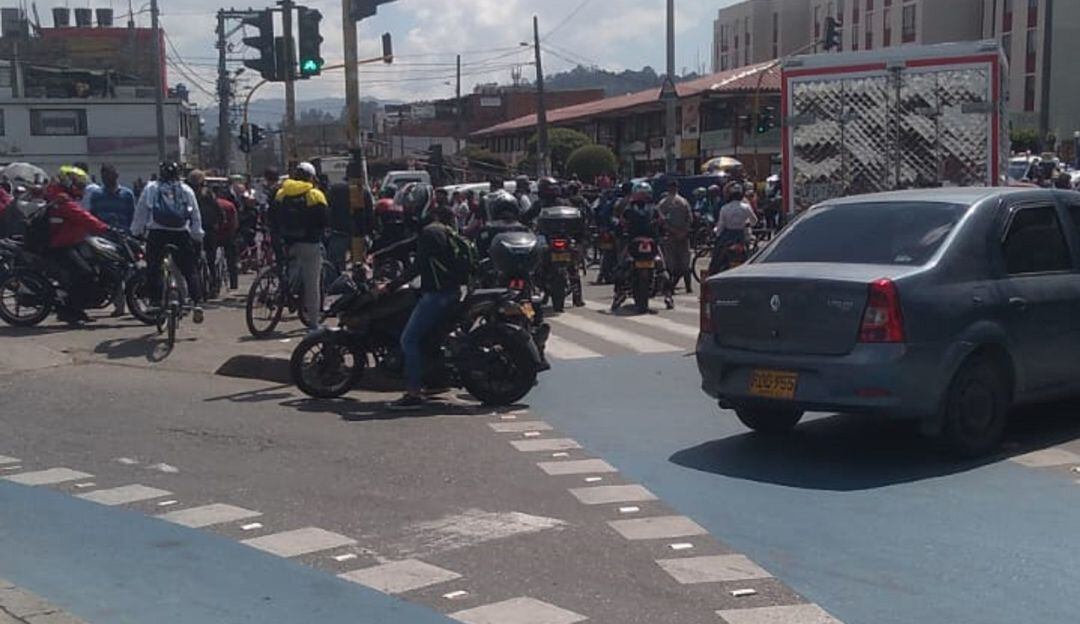 Personas que están en contra de las cuarentenas afectando la Avenida Ciudad de Cali en el sentido sentido Norte-Sur. 