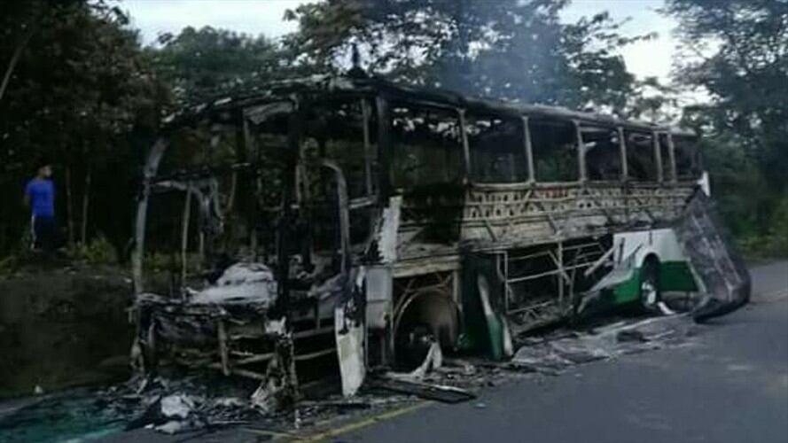 Un vehículo fue incinerado en la vía al mar en Nariño. Foto: Paulo Paz (W Radio)