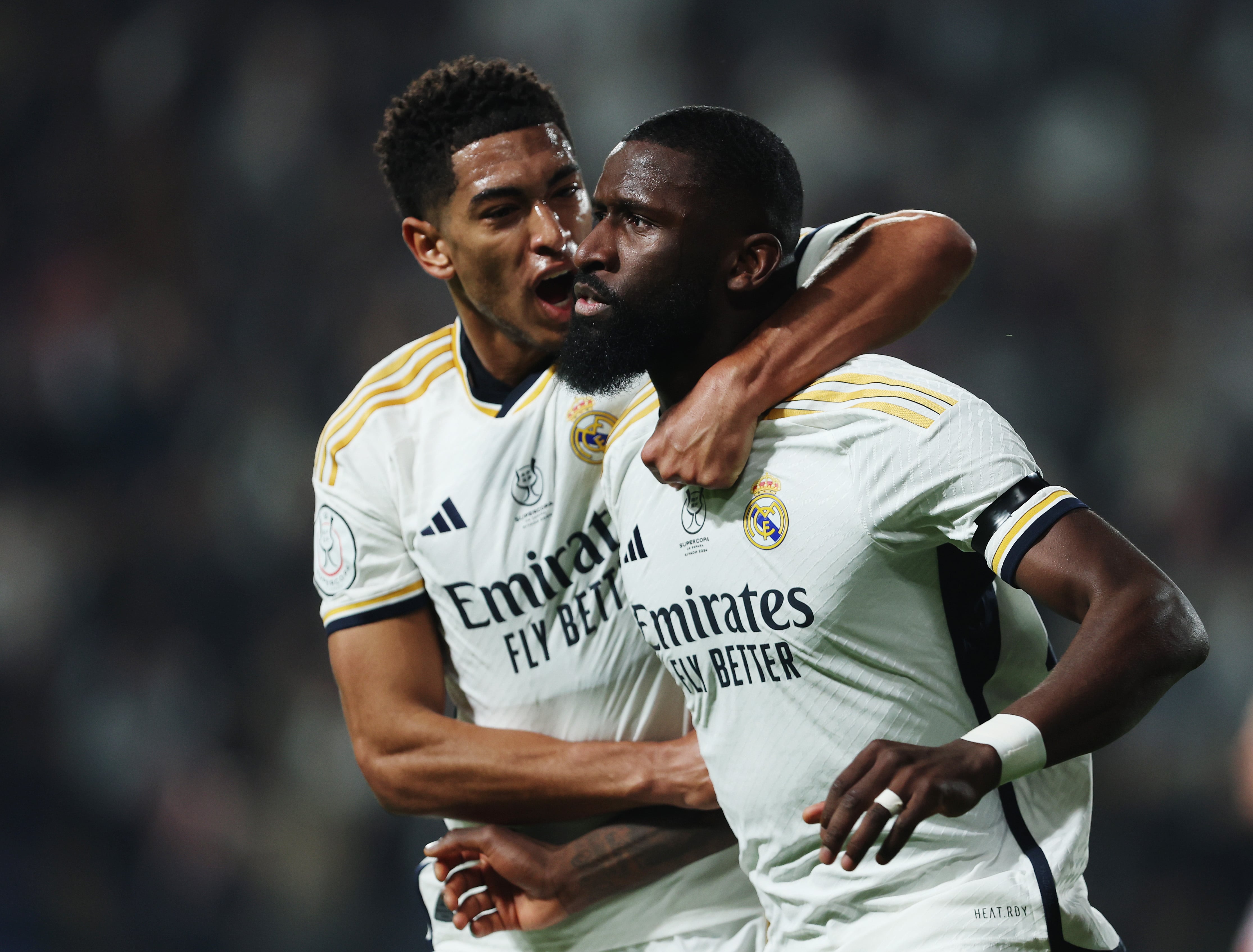 Antonio Rüdiger celebrando su gol ante el Atlético de Madrid junto a Jude Bellingham. (Photo by Yasser Bakhsh/Getty Images)