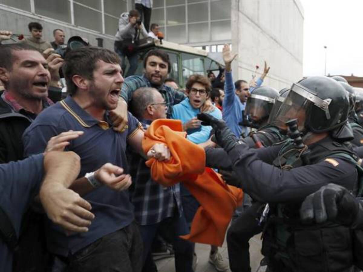 Enfrentamientos por referendo ilegal de Cataluña dejan 761 personas heridas