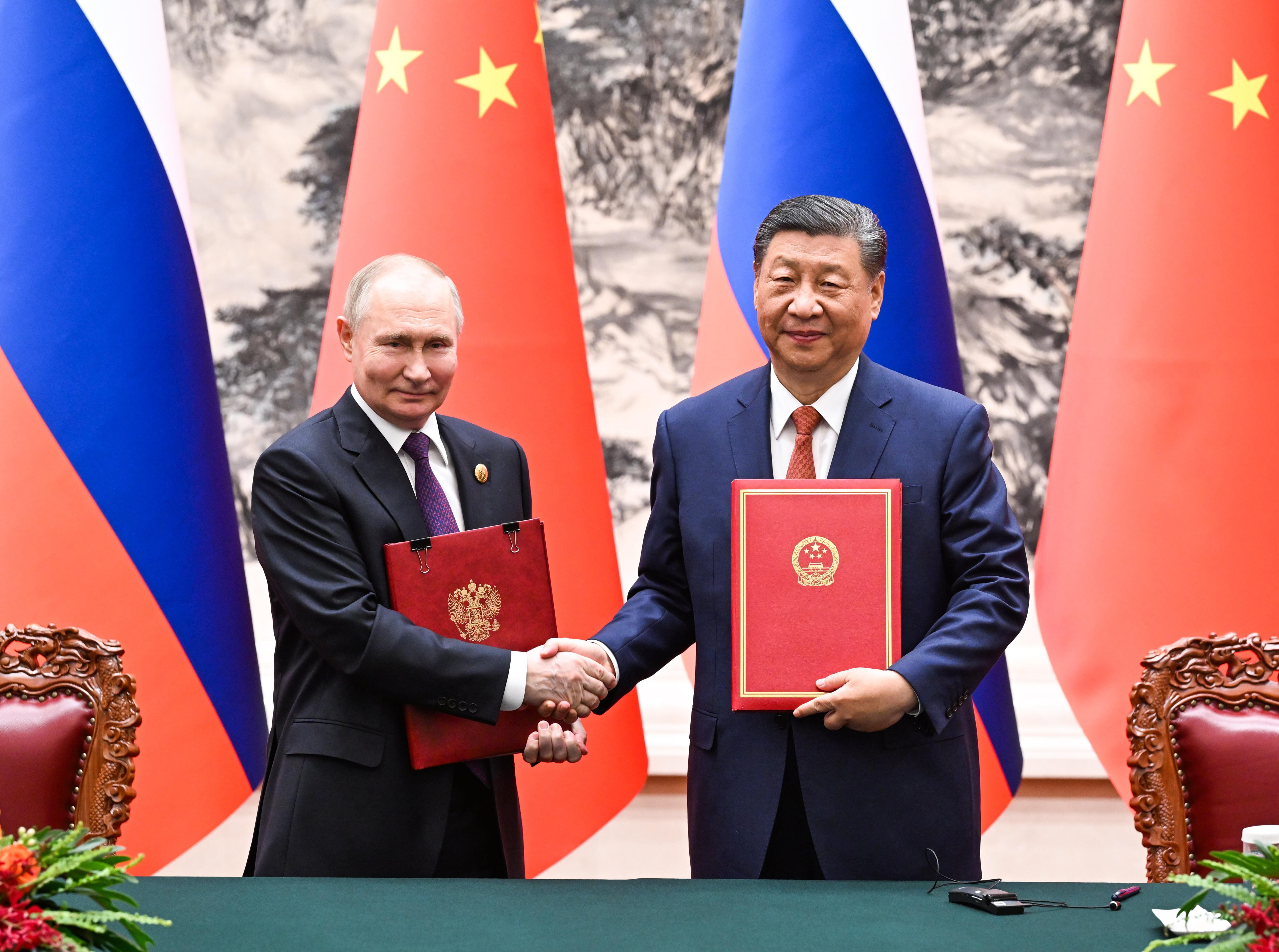 El presidente ruso, Vladímir Putin, se apuntó una gran victoria al sellar con China un preacuerdo para el tendido de un nuevo gasoducto entre ambos países como alternativa a Europa, que es también muy beneficioso económicamente para el gigante asiático.
EFE/EPA/XINHUA / Rao Aimin