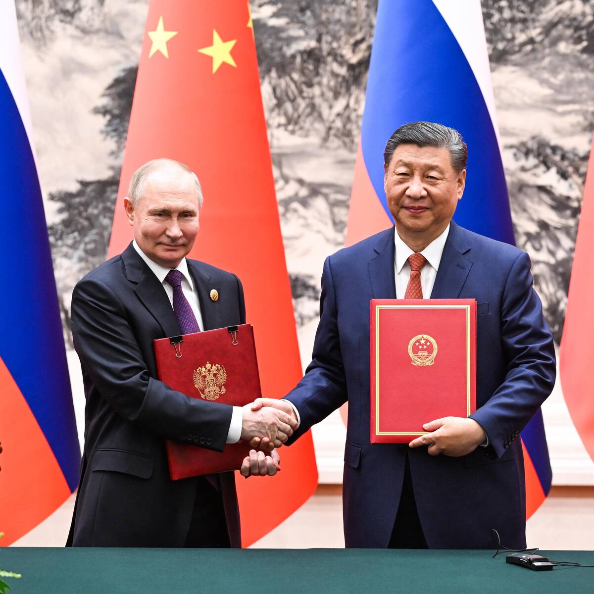 China y Rusia firman acuerdo de gas que evadiría sanciones de Europa y Estados Unidos