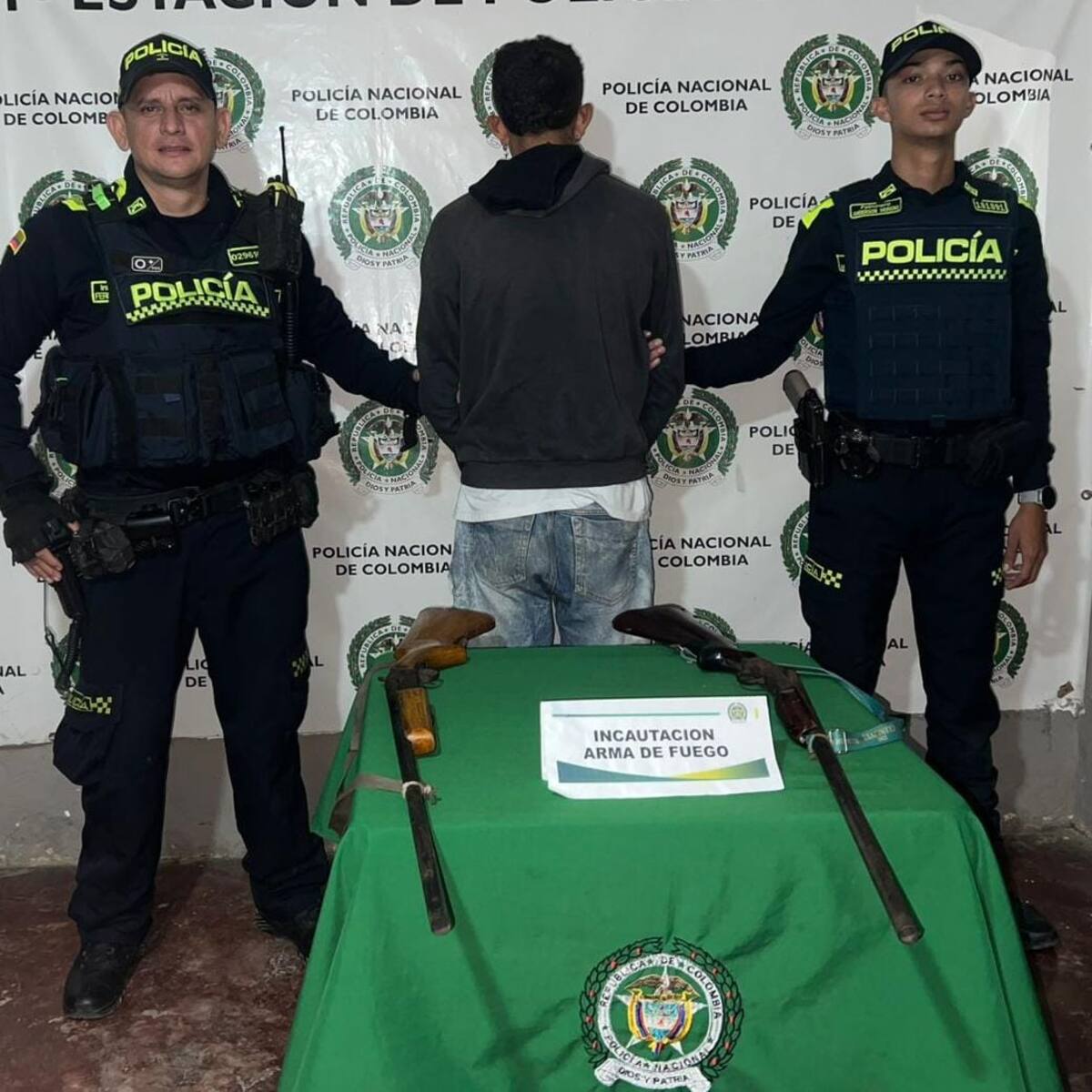Capturan sujeto que llevaba dos escopetas ocultas en un costal en Calamar