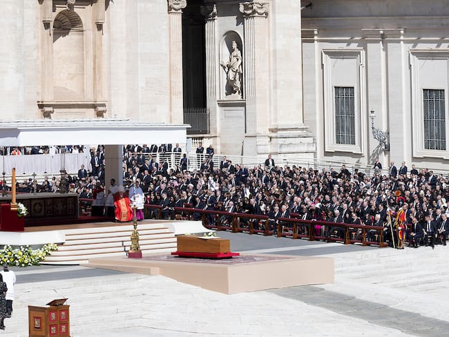 Città del Vaticano (Vatican City State (Holy See)), 26/04/2025.- A handout photo made available by the Quirinal Presidential Palace (Palazzo del Quirinale) Press Office shows faithful and clergy waiting for the funeral Mass of Pope Francis in Saint Peter's Square, on the parvis of Saint Peter's Basilica in Vatican City, 26 April 2025. Pope Francis passed away on Easter Monday, 21 April 2025, at the age of 88. (Papa) EFE/EPA/PAOLO GIANDOTTI/QUIRINALE PALACE PRESS OFFICE/HANDOUT HANDOUT EDITORIAL USE ONLY/NO SALES
