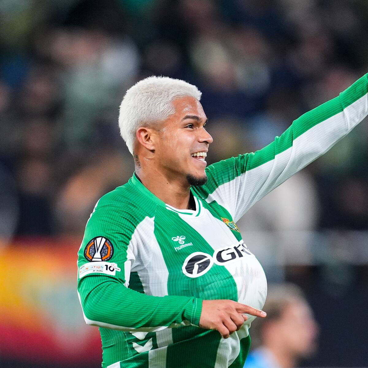 Video: Juan Camilo ‘Cucho’ Hernández guía al Real Betis al triunfo con un golazo de cabeza