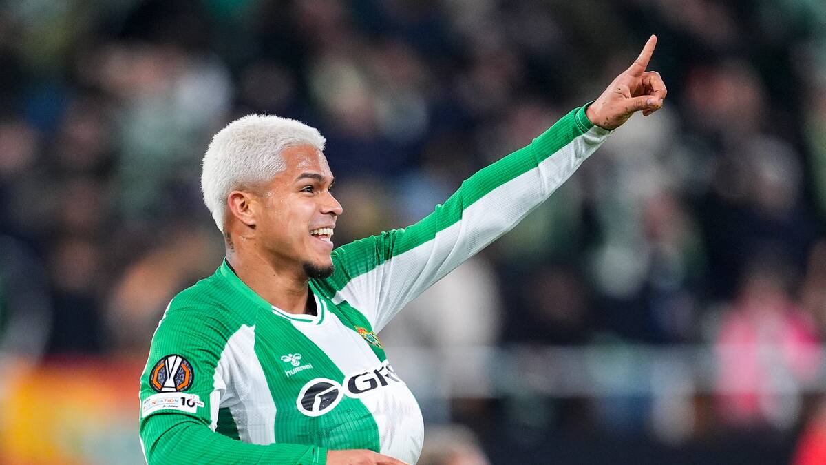 Video: Juan Camilo ‘Cucho’ Hernández guía al Real Betis al triunfo con un golazo de cabeza