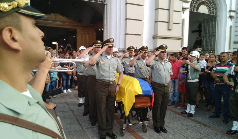 Los altos oficiales de la Policía estuvieron en la inhumación del uniformado.