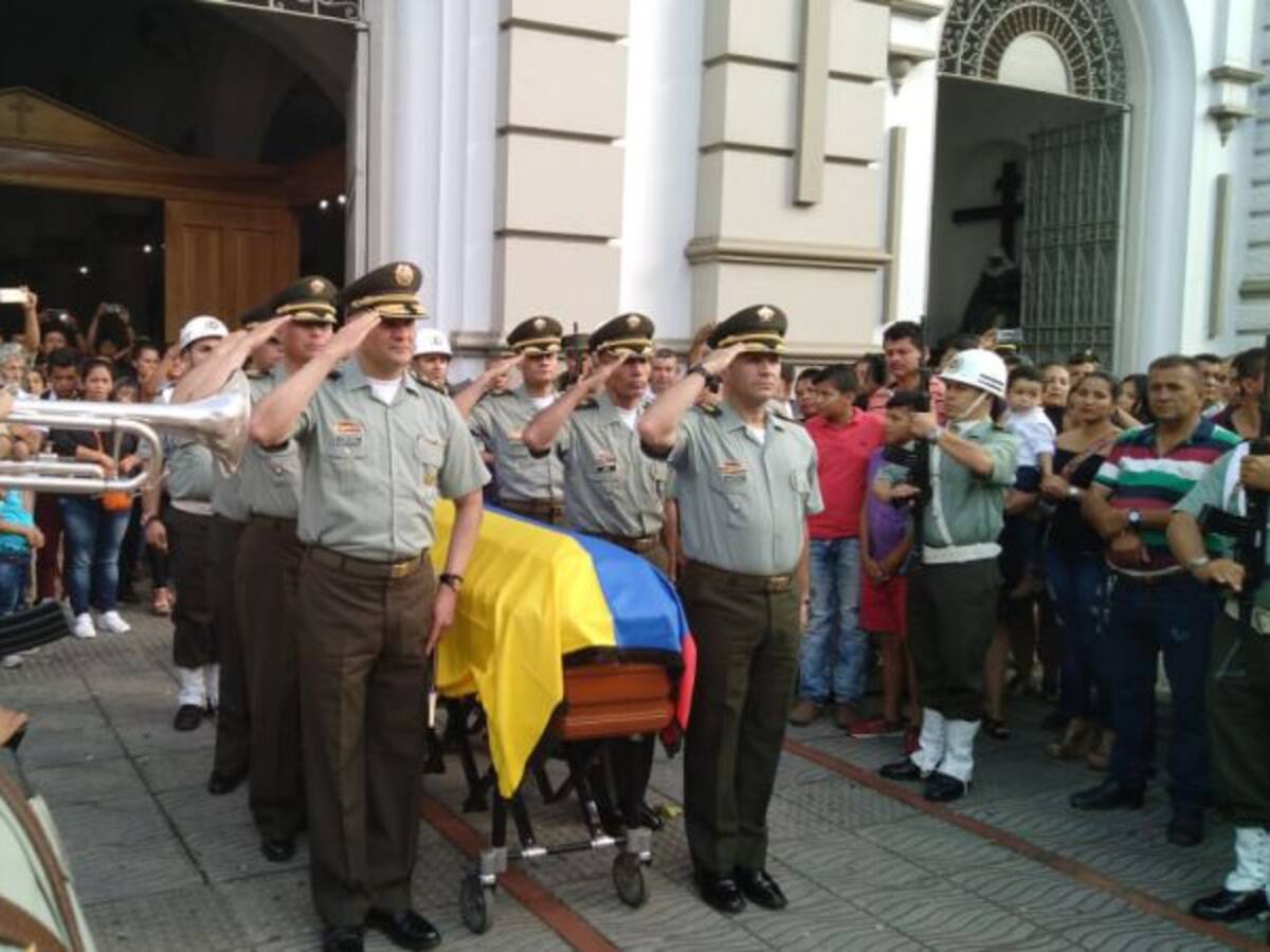 En medio de la tristeza fue sepultado el patrullero asesinado en Tumaco
