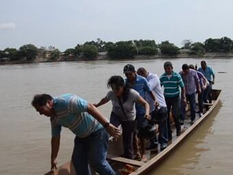 Venezolanos intentando cruzar el río Arauca. Foto: Daniel Fernando Martínez