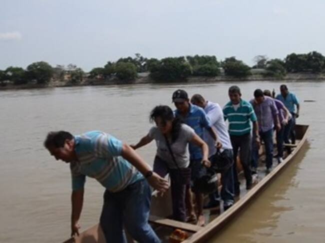 Venezolanos intentando cruzar el río Arauca. Foto: Daniel Fernando Martínez